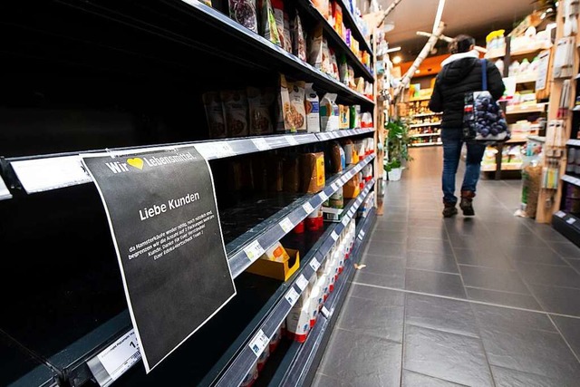 Deutschlands Verbraucher bekommen die ...die Regale fr Mehl und Speisel leer.  | Foto: Sven Hoppe (dpa)