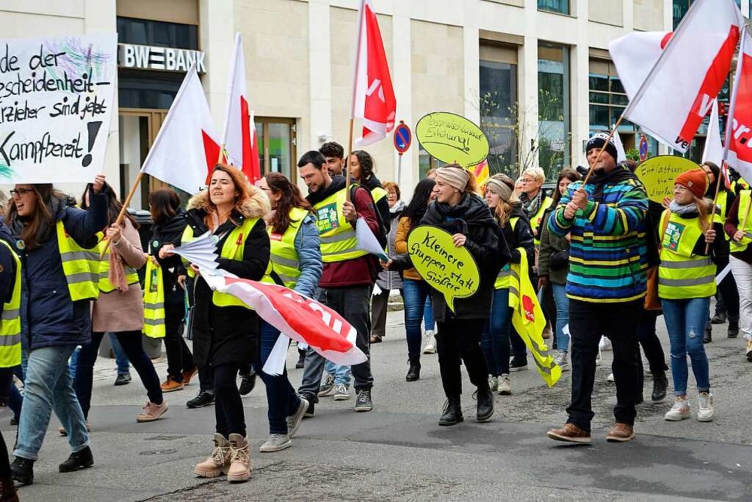 Rund 150 Beschäftigte schlossen sich d...t Demo in der Lörracher Innenstadt an.  | Foto: Savera Kang