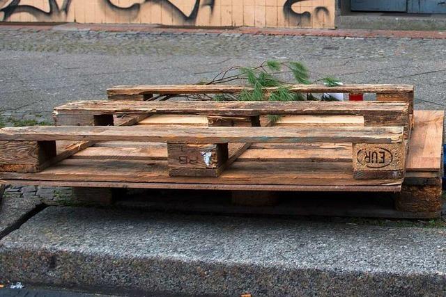 Unfall wegen verlorener Holzpalette auf Schnellstraße