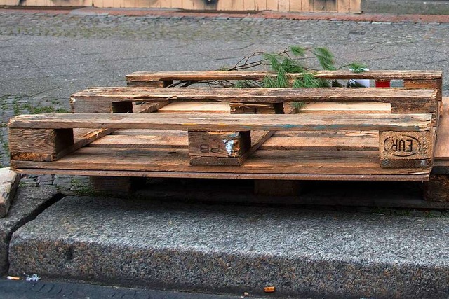 Holzpaletten wie diese haben auf einer...enzlingen gab es deshalb einen Unfall.  | Foto: Paul Zinken