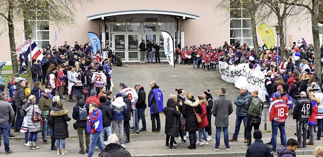 EHC-Fans machten vor der Gemeinderatssitzung ihren Standpunkt klar.  | Foto: Rita Eggstein