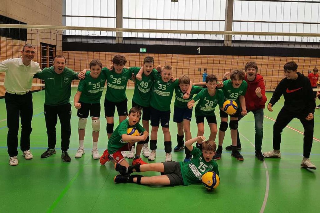 Die U-14-Volleyballer der FT 1844 jube...deutschen Meisterschaft in Rottenburg.  | Foto: privat