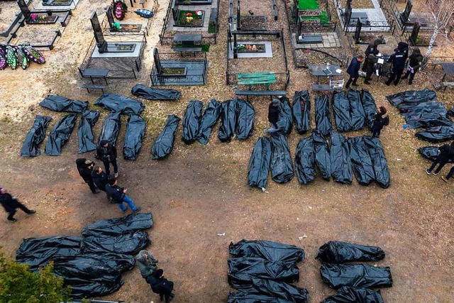 Leichen von im ukrainischen Butscha ge...ittwoch auf einem Friedhof untersucht.  | Foto: Rodrigo Abd (dpa)