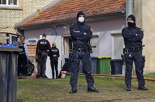 Polizeibeamte am Mittwoch bei einer Durchsuchung in Eisenach  | Foto: Martin Wichmann TV (dpa)