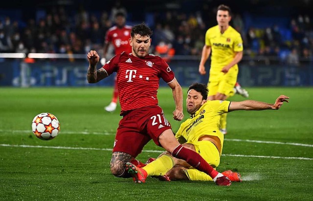 Mnchens Lucas Hernandez (l) und Villa...s Alfonso Pedraza kmpfen um den Ball.  | Foto: Sven Hoppe (dpa)