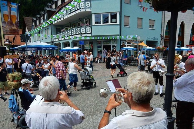 Auftritt der Hiesli-Musikanten beim Naturparkmarkt 2021 in Elzach.  | Foto: Kurt Meier