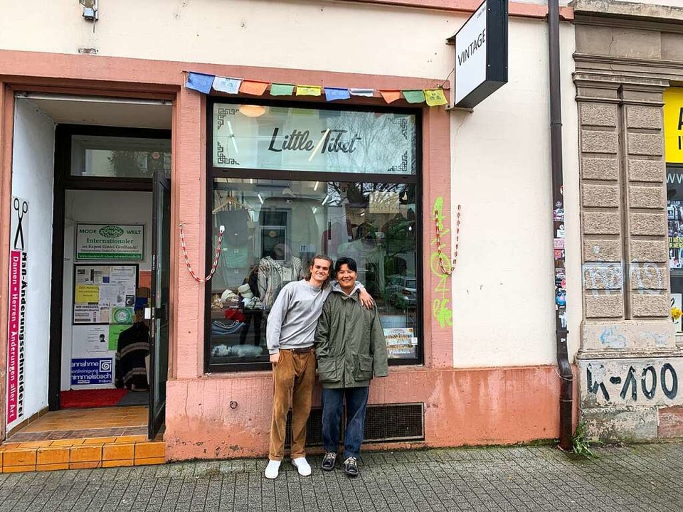 Phu und sein Mitarbeiter Julius (l.) vor dem Laden in der Basler Straße.  | Foto: Carolin Johannsen