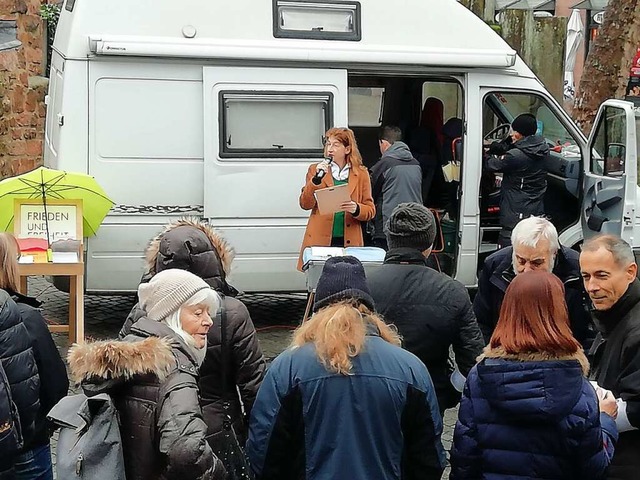 Anette Franz bei einer Demonstration  an der Tonofenfabrik Lahr  | Foto: Ulrike Derndinger