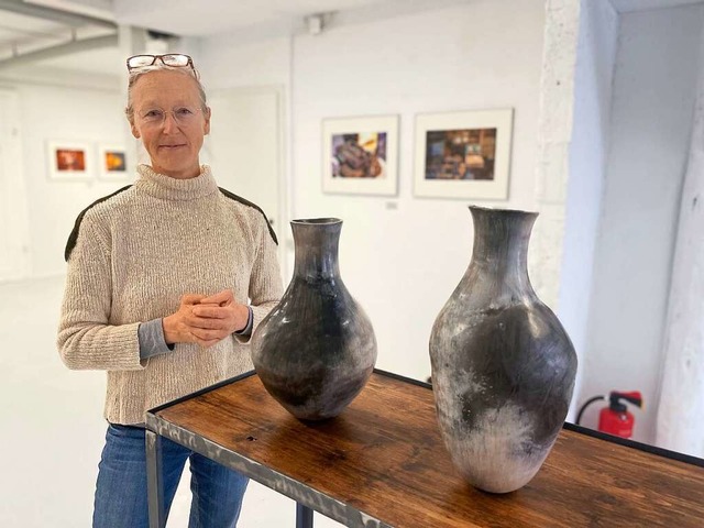 Frauke Roloff und von ihr geschaffene Keramiken  | Foto: Barbara Ruda