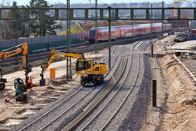 Auf einer Lnge von 700 Meter liegen a...u verlegte Gleise an der Rheintalbahn.  | Foto: Uli Deck (dpa)