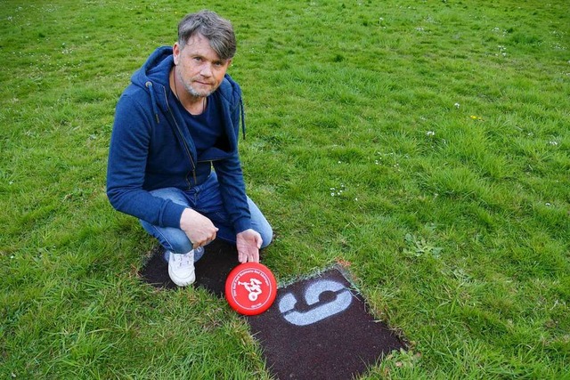 Stefan Meier am Abwurfpunkt mit dem Bad Sckinger Discgolf-Frisbee  | Foto: Christoph Giese