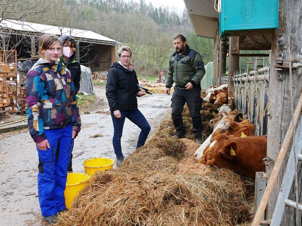 Die jungen Gste durften auf dem Bruderhof beim Fttern der Khe helfen.