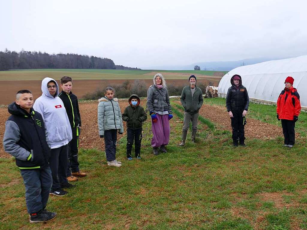 Die Besuchergruppe auf dem Biohof Zengel, Sthlingen