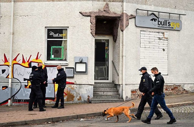 Polizisten stehen vor einer Gaststtte...pfsportgruppe sind festgenommen worden  | Foto: Martin Schutt (dpa)