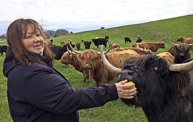 Claudia Bchle mit ihren Hochlandrindern  | Foto: Annemarie Rsch