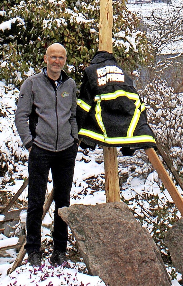 <BZ-FotoAnlauf>Brgermeisterbaum:</BZ-...nlauf> Andreas Falk mit Baum und Jacke  | Foto: Gerd Sutter