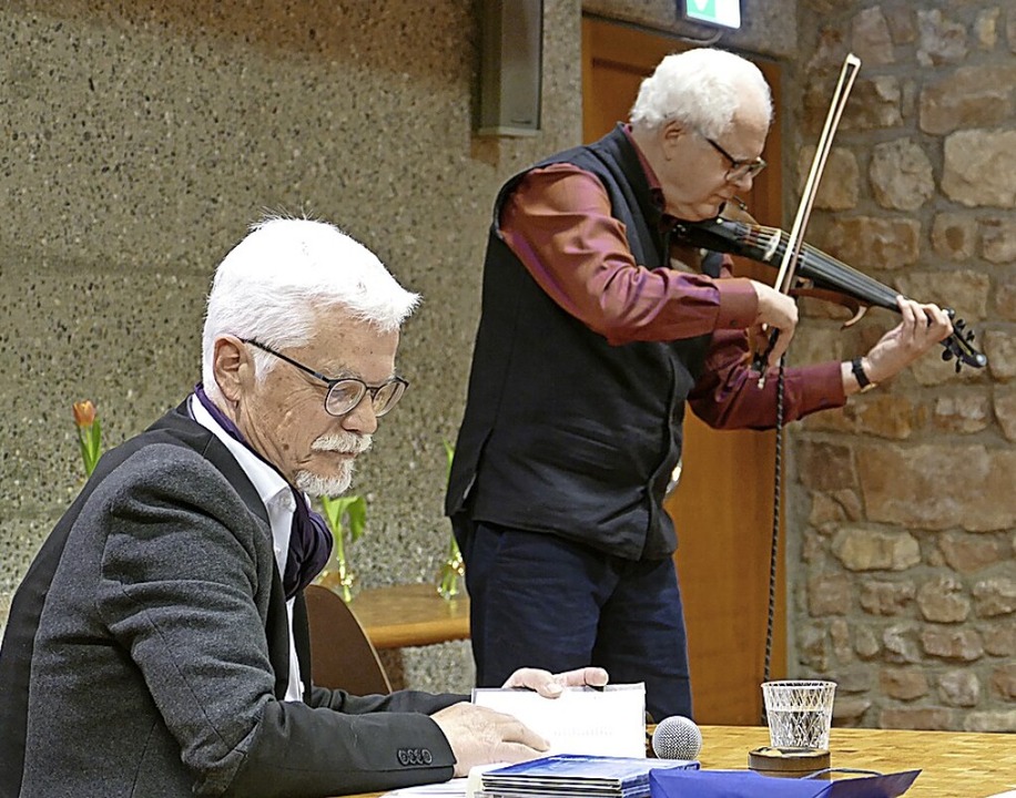 Markus Manfred Jung liest, Uli Führe spielt Geige.  | Foto: Martina David-Wenk