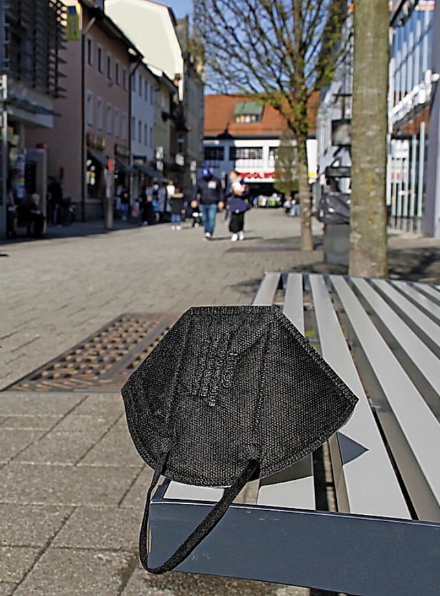 Erlaubt ist der Verzicht auf die Maske... in der Bad Sckinger Fugngerzone.    | Foto:  Esteban Waid