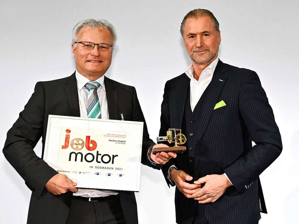 Harald Haigis (links, Intuitive Surgical) und Laudator Steffen P. Wrth (Vizeprsident IHK Schwarzwald-Baar-Heuberg).