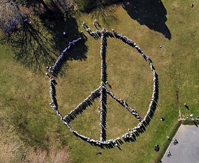 Ein groes Peace-Zeichen haben Schler...schule Freiburg-St. Georgen gebildet.   | Foto: Claudia Russo