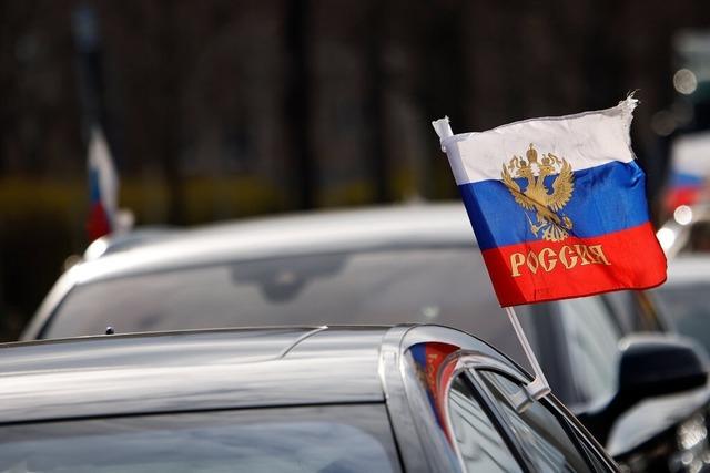 Flaggen sind beim prorussischen Autokorso in Lrrach erlaubt, das Z-Symbol nicht