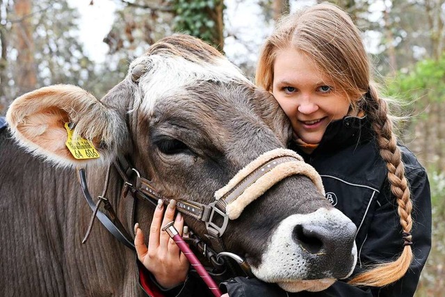 Laura Runkel mit ihrer Kuh Molly: Die ... denen sie Reitausflge anbieten kann.  | Foto: Bernd Weibrod (dpa)