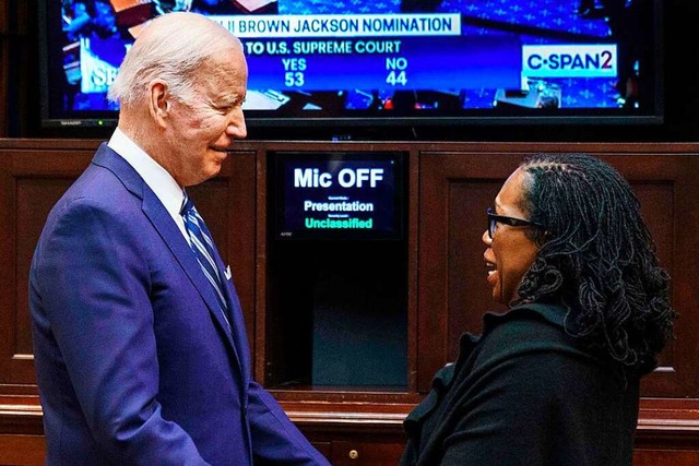 Joe Biden und Ketanji Brown Jackson  | Foto: MANDEL NGAN (AFP)