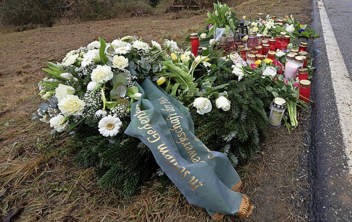 Blumen erinnern an die Polizisten, die...r Verkehrskontrolle erschossen wurden.  | Foto: Sebastian Gollnow (dpa)
