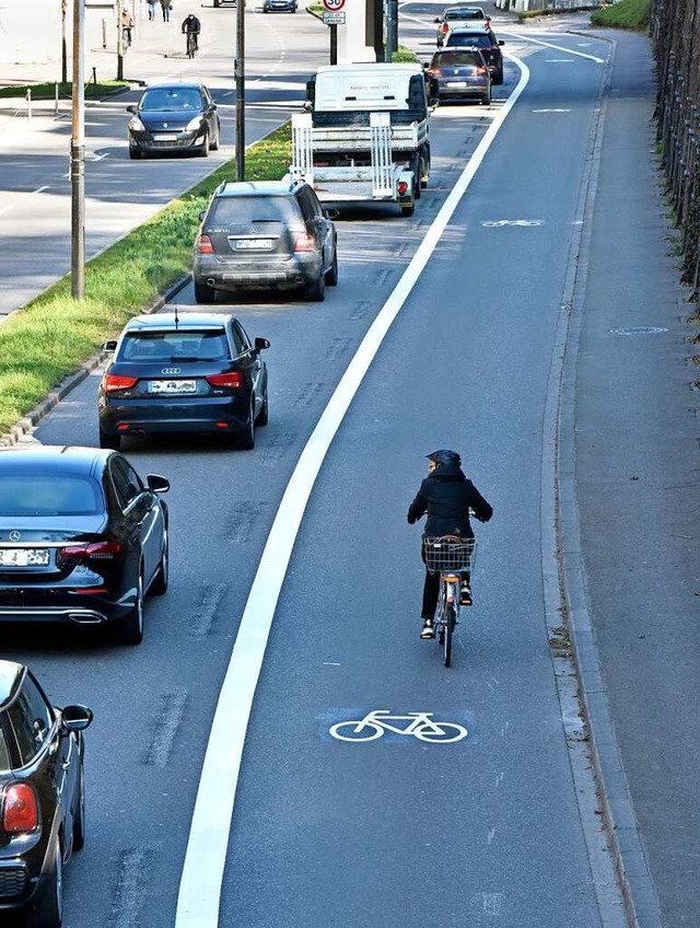 Der Radverkehr hat auf dem Schlossberg... der Autoverkehr rollt weiter flssig.  | Foto: Michael Bamberger