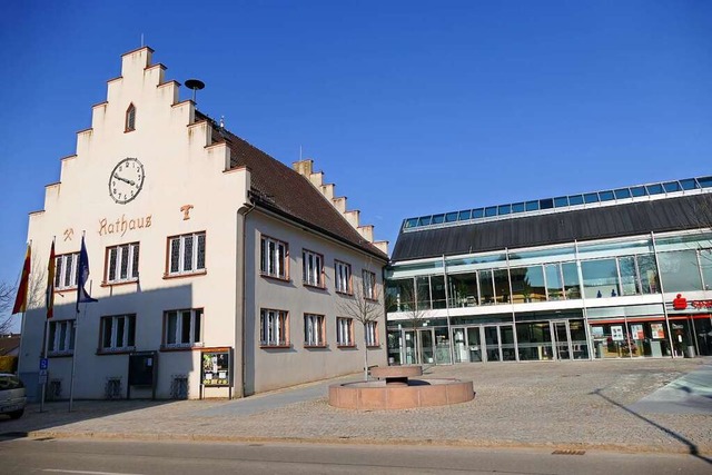 Die Sparkassen-Filiale ist im Rathausa...ichtet gewesen (ganz rechts im Bild).   | Foto: Helena Hiss