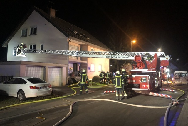 Die Drehleiter der Endinger Feuerwehr ... des verrauchten Gebudes zum Einsatz.  | Foto: Feuerwehr Endingen