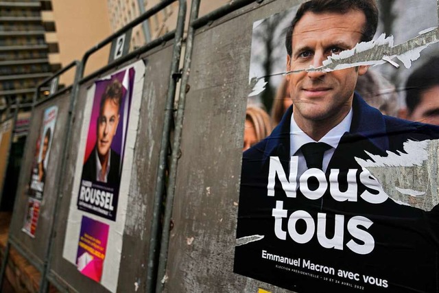 &#8222;Wir alle &#8211; Emmanuel Macro...hlplakat des franzsischen Prsidenten  | Foto: Francois Mori (dpa)