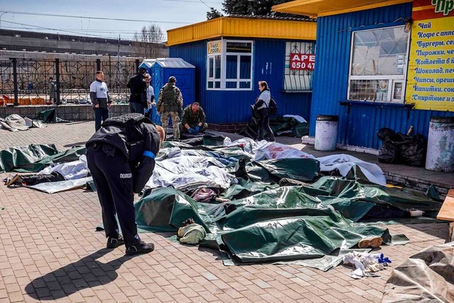 Abgedeckte Leichen am Bahnhof von Kramatorsk  | Foto: FADEL SENNA (AFP)
