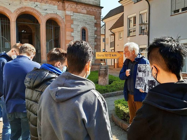 Jrgen Stude, Vorsitzender des Frderv...Planck-Gymnasiums bei ihrer Recherche.  | Foto: Nora Mussler