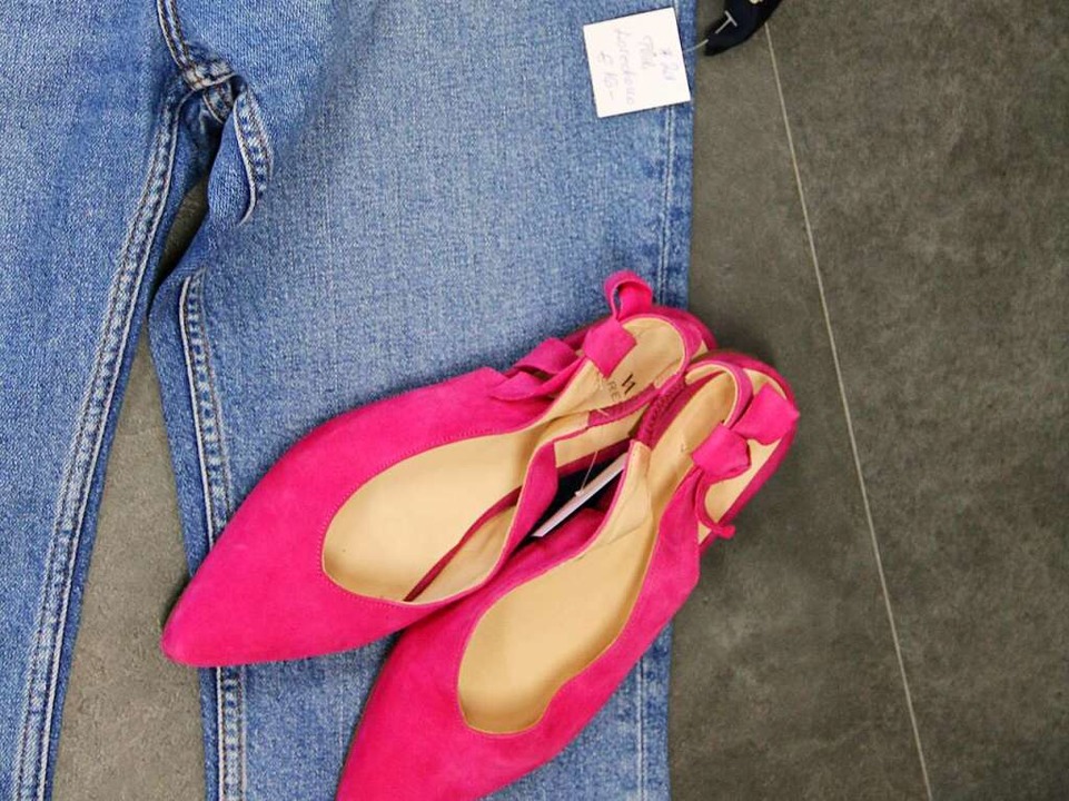 Durch knallige Taschen und Schuhe kommt mehr Farbe rein  | Foto: Anastasia Saparinjuk