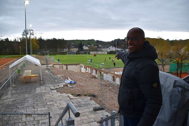 Tessy Reda ist zuversichtlich: Ab komm...Sportheim-Ruine zur Terrasse umgebaut.  | Foto: Nicolai Kapitz