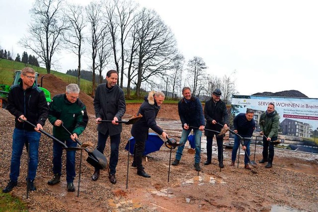 Investor, Handwerker und Brgermeister...ohnanlage Sonnenhhe in Breitnau aus.   | Foto: Liane Schilling