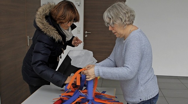 Mitglieder des Gemeindeteams fertigten...mit dem Kolpingwerk zwei Palmbume an.  | Foto: Cornelia Liebwein