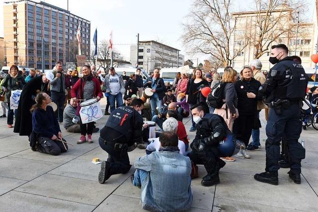 Zwei Demos in der Freiburger Altstadt