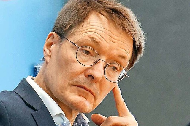 Bundesgesundheitsminister Karl Lauterb...ona-Impfpflicht keine Chance mehr ein.  | Foto: Carsten Koall (dpa)