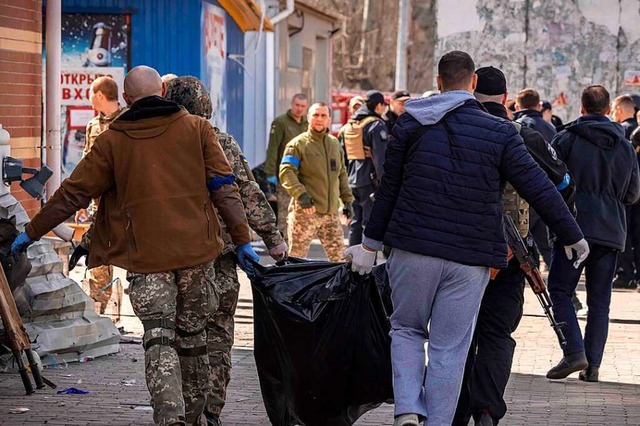 In Kramatorsk werden Leichen geborgen.  | Foto: FADEL SENNA (AFP)