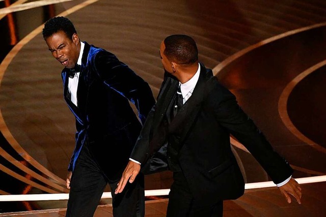 Will Smith (rechts) verpasst Moderator...itz ber Smiths Ehefrau gemacht hatte.  | Foto: ROBYN BECK (AFP)