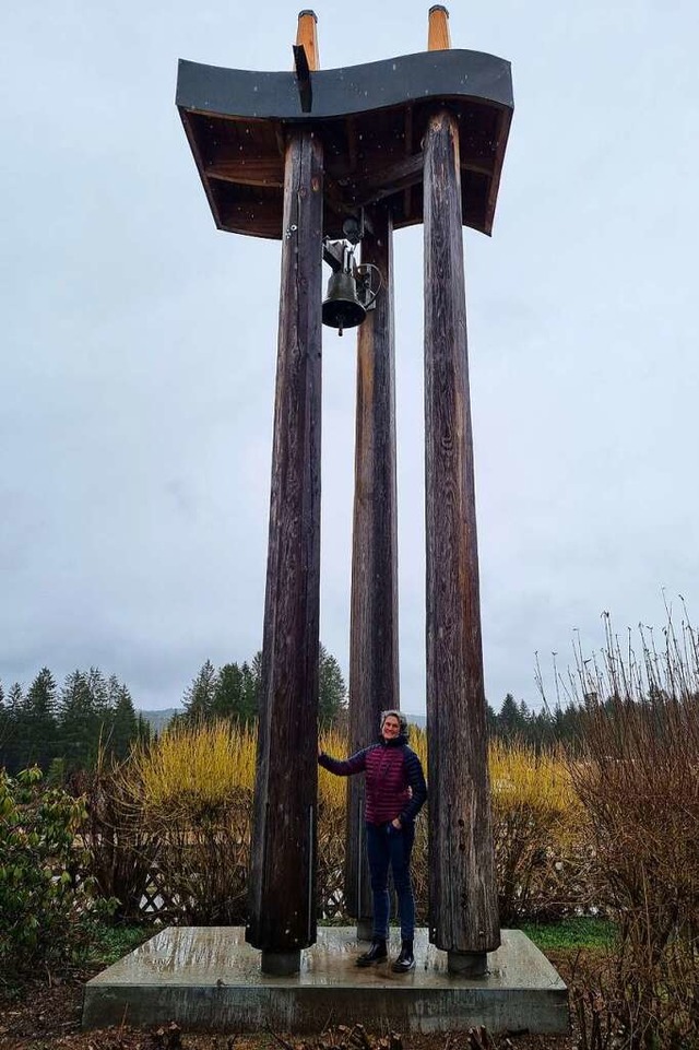 Pfarrerin Ulrike Bruinings freut sich, dass der Glockenturm endlich steht.  | Foto: Nadine Klossek-Lais