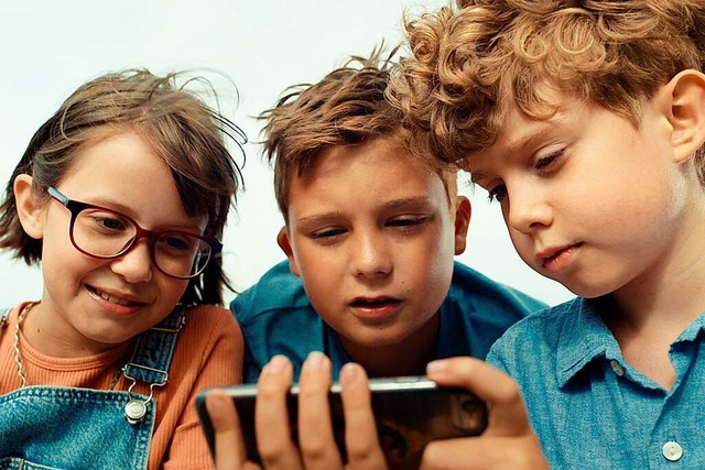 Franz und seine Freunde schauen sich V...luencer Hank Haberer auf dem Handy an.  | Foto: Nikolaus Geyrhalter Filmproduktion GmbH