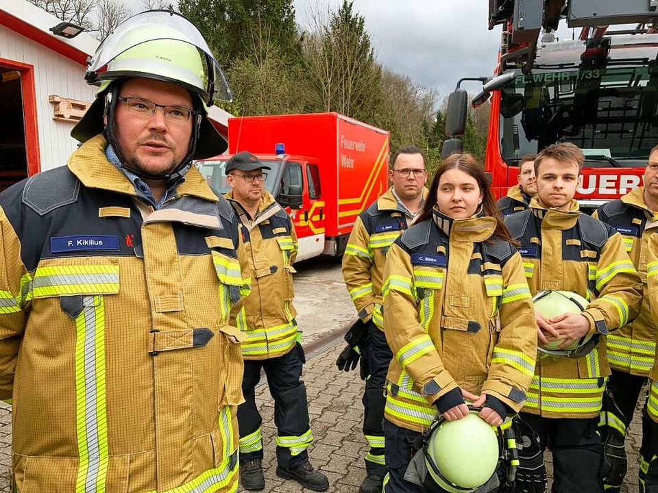 Florian Kikillus erklärt, was besonder...t an der neuen Kleidung der Feuerwehr.  | Foto: Annemarie Rösch