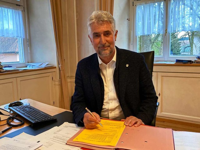 Michael Thater an seinem Schreibtisch im Rathaus in Wehr  | Foto: Annemarie Rsch