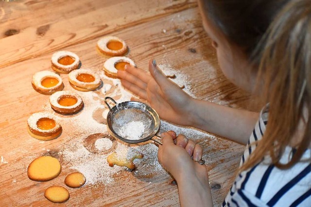 Spiegeleier-Kekse lassen sich gut mit Kindern backen.  | Foto: Silke Kohlmann