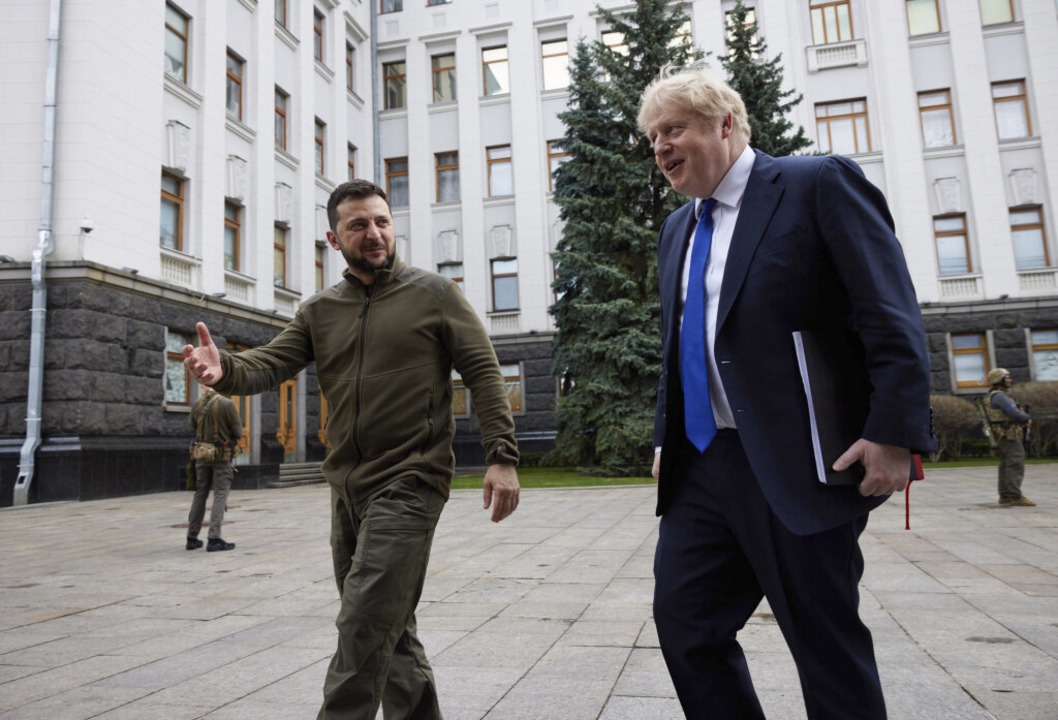Der britische Premier Boris Johnson trifft Selenskyj in Kiew.  | Foto: Uncredited (dpa)