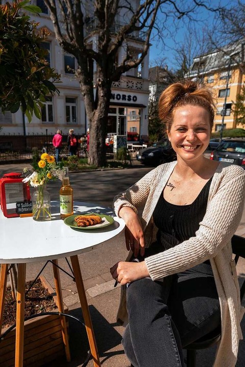 Ramona Ullmann-Lins vor ihrem Café Tante Emma.  | Foto: Stephan Elsemann