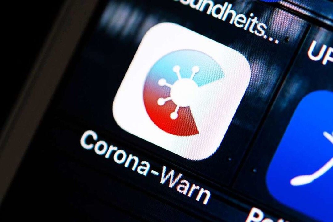 Die Corona-Warn-App gibt&#8217;s inzwi...nischer und russischer  Sprachführung.  | Foto: Catherine Waibel (dpa)
